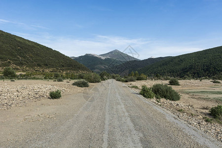 西班牙清晨的欧洲山峰直石子路美丽的风景与坎塔布连山图片