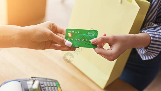 向商店助理发放银行卡的妇女结业服务图片