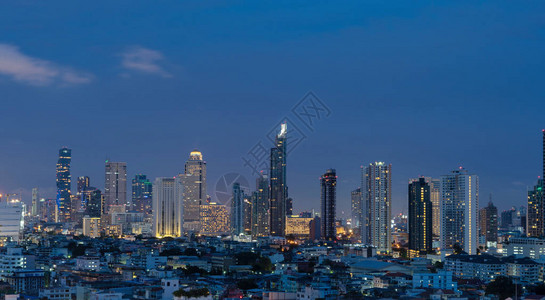 智能城市金融区和摩天大楼曼谷市中心区在晚上图片