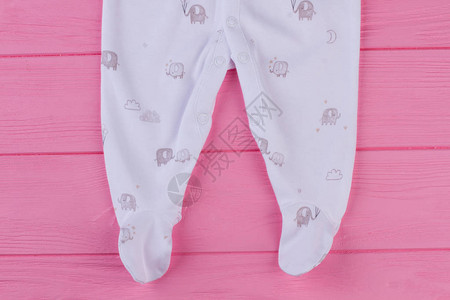 粉红色背景婴儿的新天然紧身衣裤图片