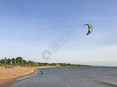在密歇根湖南黑文的海滩上冲浪的男子风筝图片