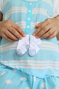 孕妇在肚子上系一双小袜子图片