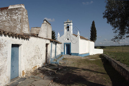 古老的蒙特阿伦特亚诺在一片广大平原中间看到一个礼拜堂和工图片