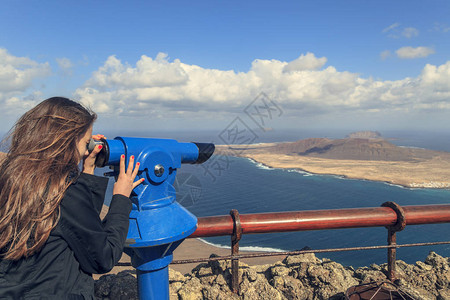 用旅游望远镜看的女孩用观测望远图片