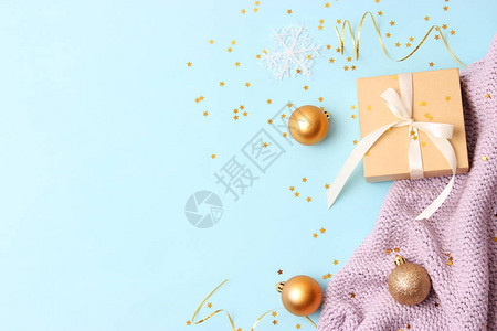 彩色背景上的新年礼物糖果和节日彩带图片