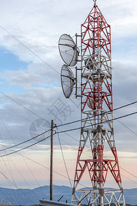 传输线穿过广播塔卫星盘装在微波天线上连接同轴电缆的木制电柱本地蜂窝站点有图片