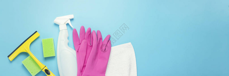 清洁和清洁配件手套喷雾海绵蓝色背景窗户的刮刀清洁服务理念横幅复制空间图片