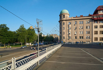 Karadorddeva街停车场和图片