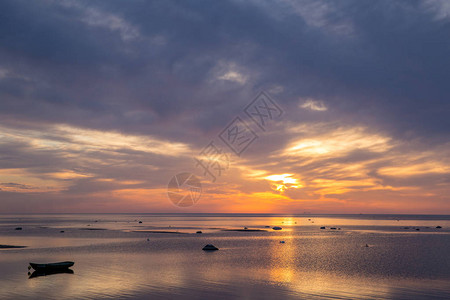 波罗的海上的清晨日出海上的渔船以日出和阳光为背景库尔泽图片