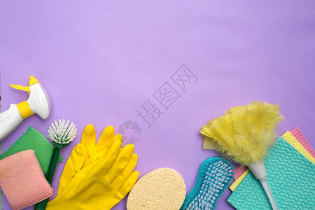 家务工作清洁用品如刷子手套和紫色背图片