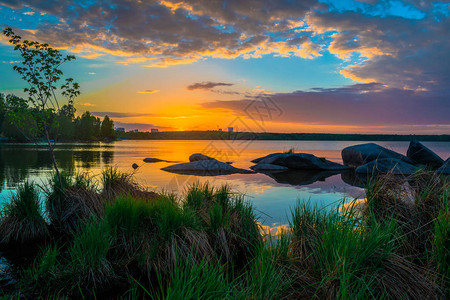 美丽的湖边日落日落时的湖泊和森林景色图片