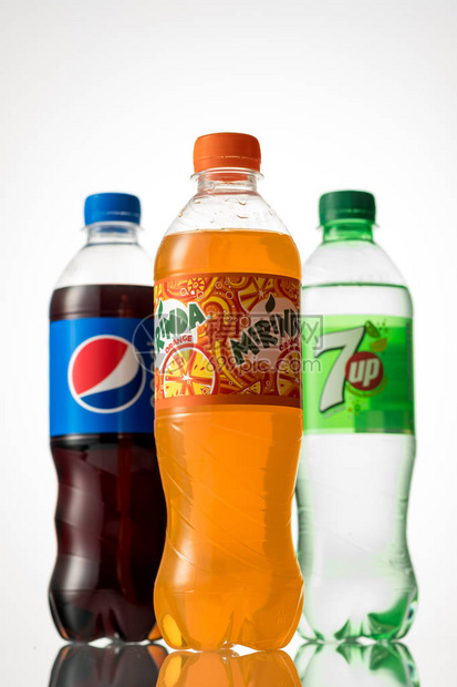 百事可乐米琳达塑料瓶和白底隔离的7个加碳软饮料由百事可图片