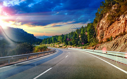 道路和旅游概念日落景观和山脉通往命运的公路宁图片