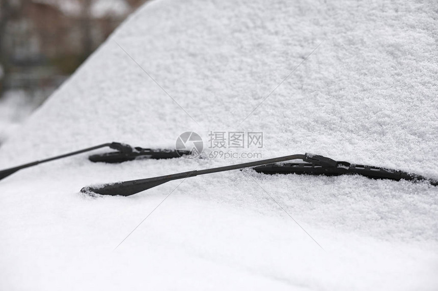 第一场秋雪中农村公路上的一辆汽车乡间小路上的第一场冬图片
