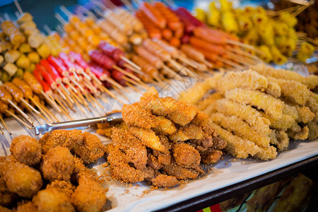 甲米当地市场上新鲜的亚洲香辣脆皮鸡条采用新鲜食材烹制的图片