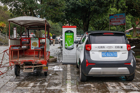 一辆电动汽车和流行的三轮卡车摩托车在旅游城市Yangs图片