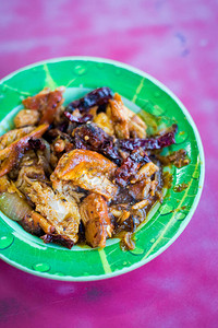 金马伦高原当地餐厅供应新鲜烹制的马来西亚唐杜里干辣椒鸡采用新鲜食材烹制的图片