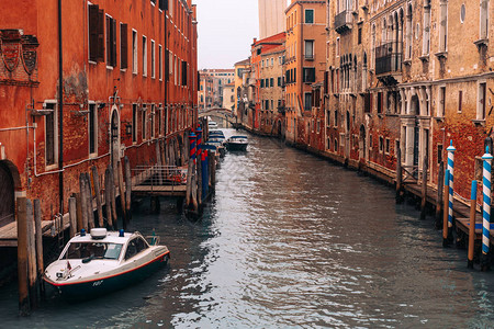 意大利威尼斯的一条小船街威尼斯运河的风景威尼斯的老建图片