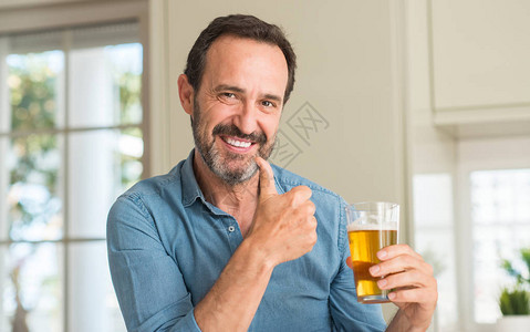 中年男子喝啤酒快乐图片