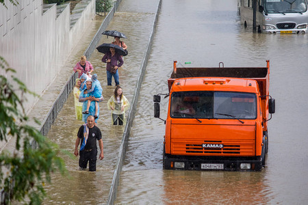 足球比赛前索契的洪水俄罗斯对克罗地亚阿德勒区Adler区图片