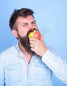 男人长胡子吃苹果的英俊时髦我爱苹果人饮食营养吃水果时髦饿了咬多汁成熟的苹果水果健康零食总是好主意背景图片