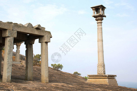 印度卡纳塔克邦Shravanbelgola的Vindhyagiri山的ChennannaBasadi前面的24柱大厅和一个Man图片
