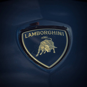 兰博基尼玫瑰金铬Aventador上的特写标志AutomobiliLamborghiniSpA是意大利品牌和豪华跑车制造商背景