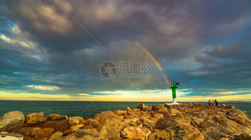 萨佩泰拉湾入口处灯塔的景象在多彩的日落期图片