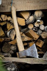 村子里用砍的木头背景图片