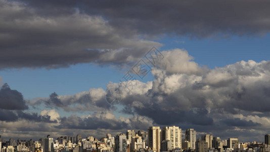 大城市的大型建筑和美丽的阳光明媚的天空巴西图片