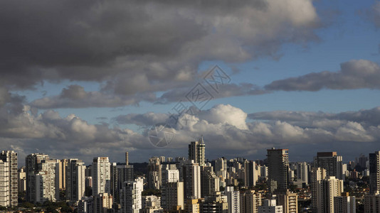 大城市的大型建筑和美丽的阳光明媚的天空巴西图片