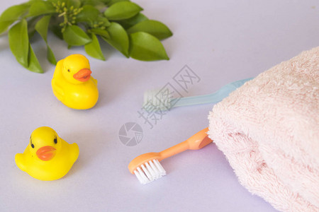 婴儿用牙刷和以白背景洗浴为婴儿洗澡提图片