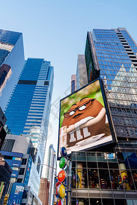 时广场摩天大楼和LED广告牌图片