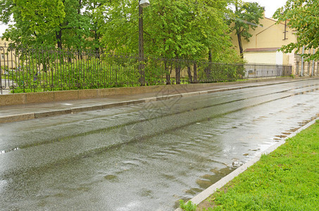城里的柏油路雨后的路湿漉的背景图片