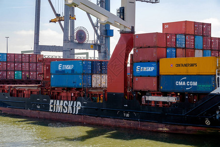 海运集装箱船几乎满载荷兰鹿特丹港海运集装图片