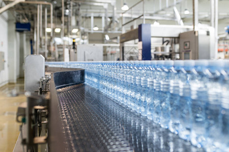装瓶厂用于将纯净泉水加工和装瓶成蓝瓶的水装瓶生产线图片