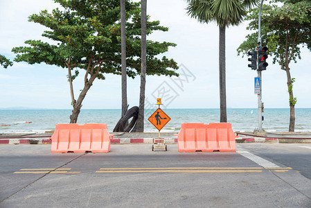 警告标志海滩路因装修而关闭图片