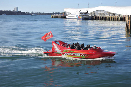 游客乘坐奥克兰探险喷气式飞机旅行这是新西兰第一艘在奥克兰怀特玛塔港提供令人惊叹的喷射快艇的图片