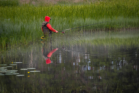 渔夫在湖里钓鱼图片