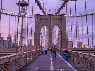 纽约市日落时著名的布鲁克林大桥布鲁克林大桥横跨哈德逊河图片