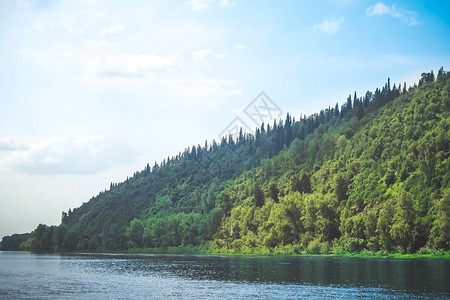 浅山河近青山蓝天图片