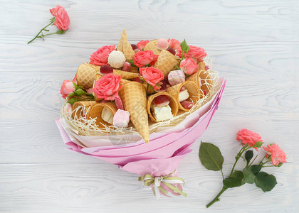 由玫瑰花华夫饼糖果和棉花糖等花朵组成的布束花图片