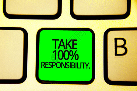 写笔记显示承担100项责任商业照片展示负责列出要执行的事项键盘绿色键意图计算机背景图片