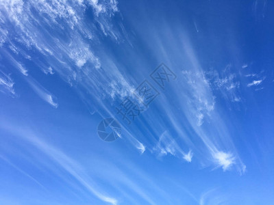 被风吹过的云彩和蓝天背景图片