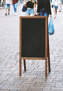 步行购物街的空白黑板广告招牌或顾客挡板图片