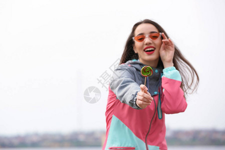 有魅力的年轻女子户图片