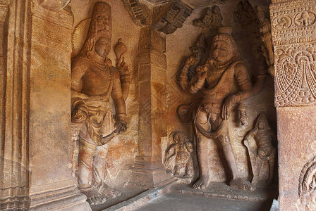 左侧为毗湿奴和湿婆的融合雕塑图片