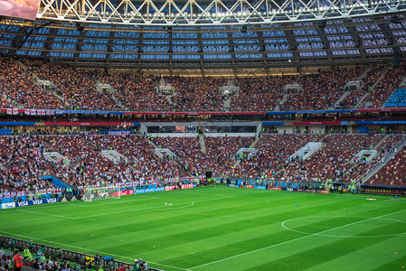 庆祝在国际足联2018年世界杯期间在卢日尼基体育场英格兰和克罗地亚之间的半决赛足球图片