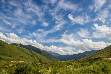 哈萨克斯坦阿拉木图蒂恩尚山的卡斯凯伦峡谷山脉景图片