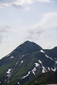 美丽的山风景与雪图片